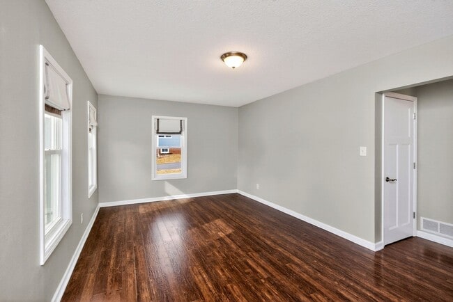 Building Photo - LARGE BACKYARD!! 3 Bedroom, 2 Bathroom Home In Urbandale!