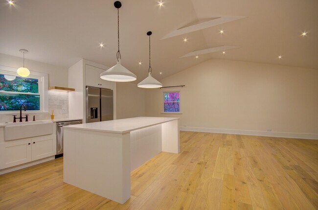 Building Photo - 3 bd 2 ba updated home near downtown Naper...