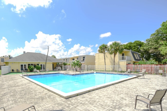 Pool - Pelican Pointe