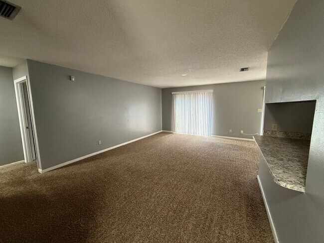 Foto del edificio - Duplex w/ FENCED YARD off Dellwood!