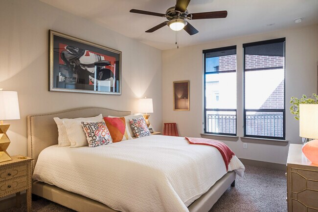 Foto del edificio - Only $1,314 - MIDTOWN Downtown!!