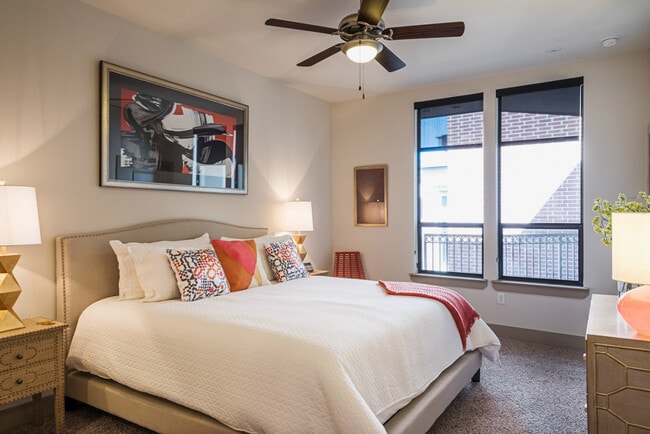 Building Photo - Only $1,314 - MIDTOWN Downtown!!