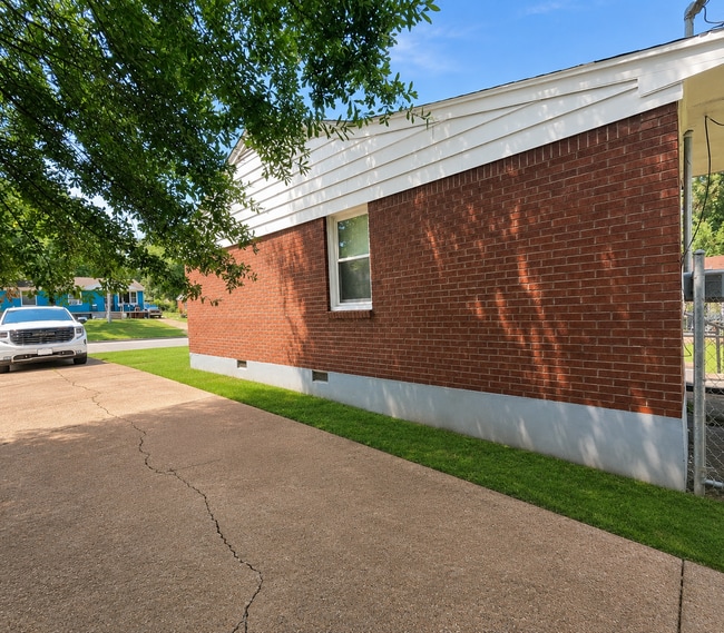 Building Photo - 2136 Pamela Dr