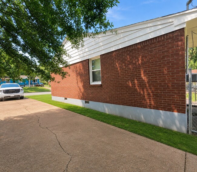Foto del edificio - Charming 3BR Home | Large Driveway | Tons of Kitchen Storage