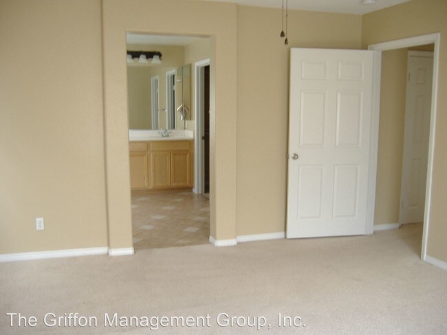 Building Photo - 5 br, 3 bath House - 1737 Twin Oaks Court