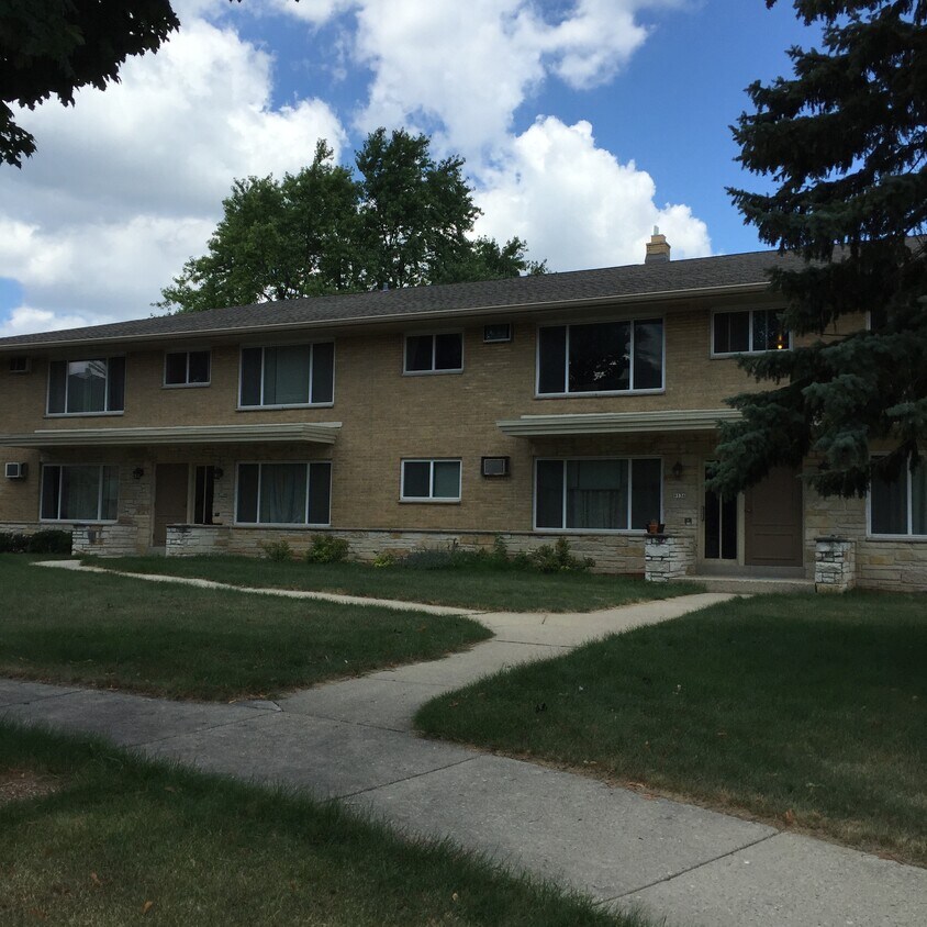 Primary Photo - 9136 W Chester St
