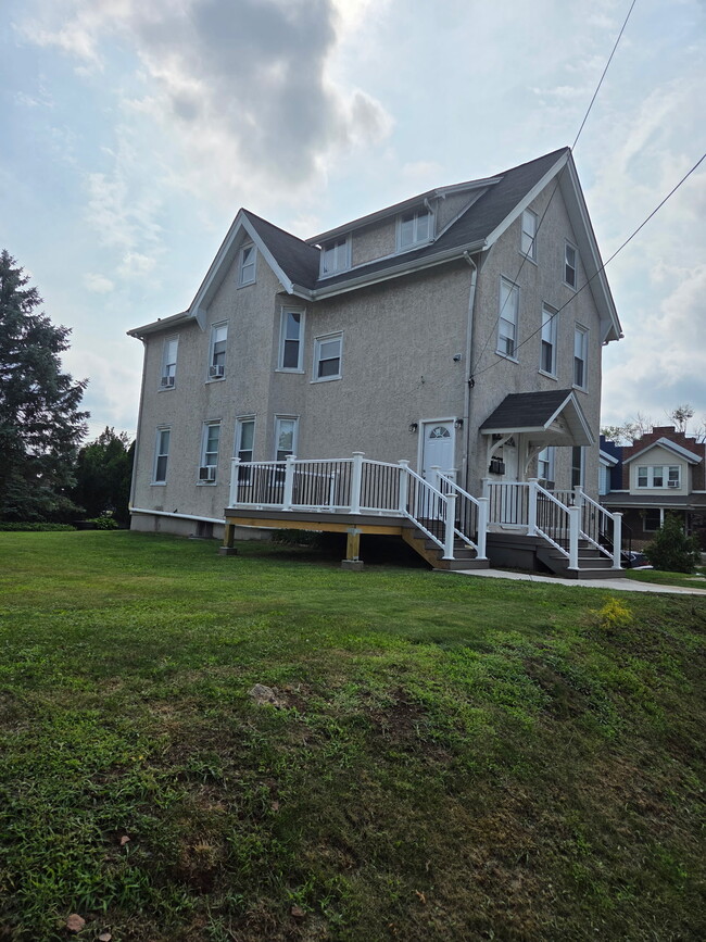 Large Yard - 146 E 2nd St