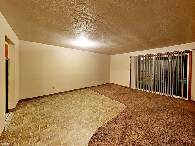 Building Photo - 624 W Yakima St