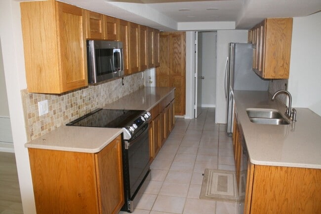 Building Photo - Beautifully updated 2 bedroom 2 bath