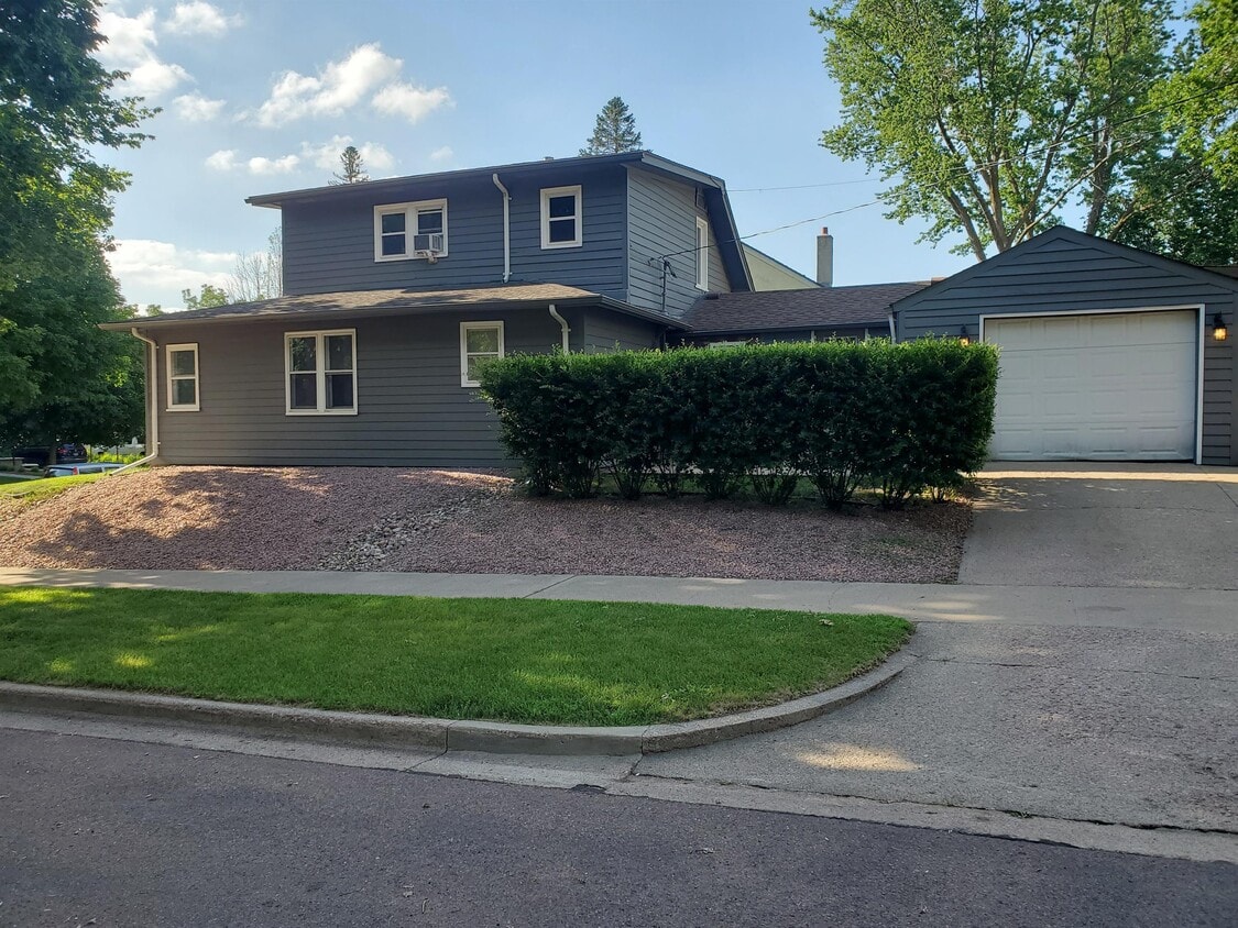 Primary Photo - 2220 S 1st Ave