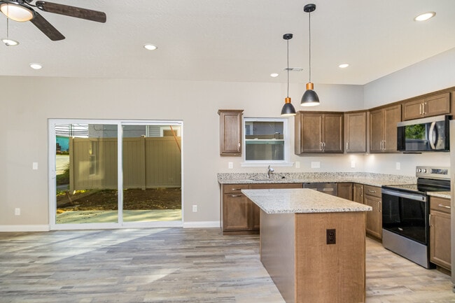 Building Photo - 501 Station Ct