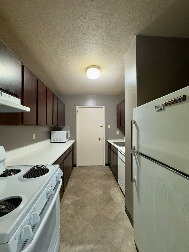 Foto del edificio - Spacious 2 Bedroom Condo at Gateway Park near Johns Hopkins Homewood Campus!