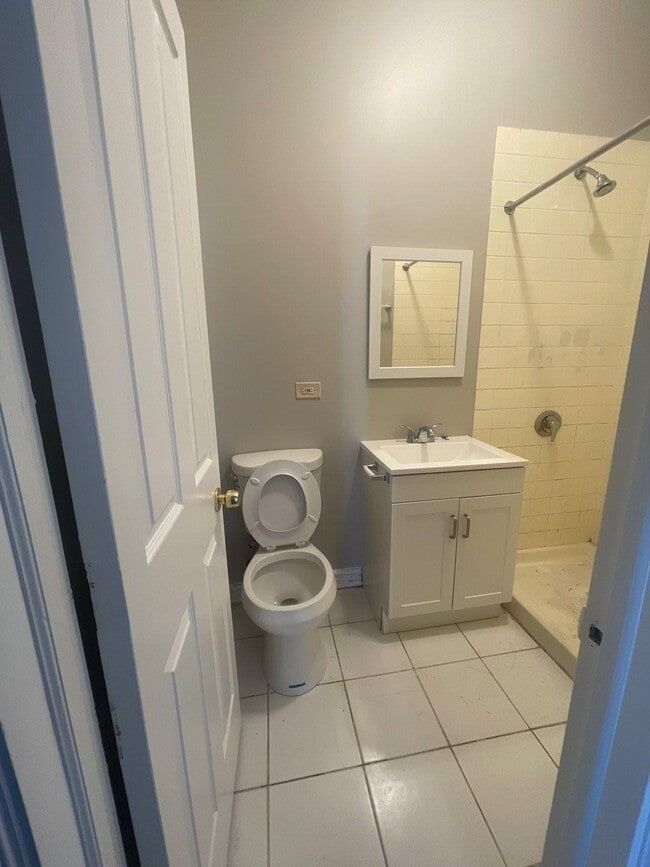 Building Photo - 4 bedroom in Chicago IL 60637