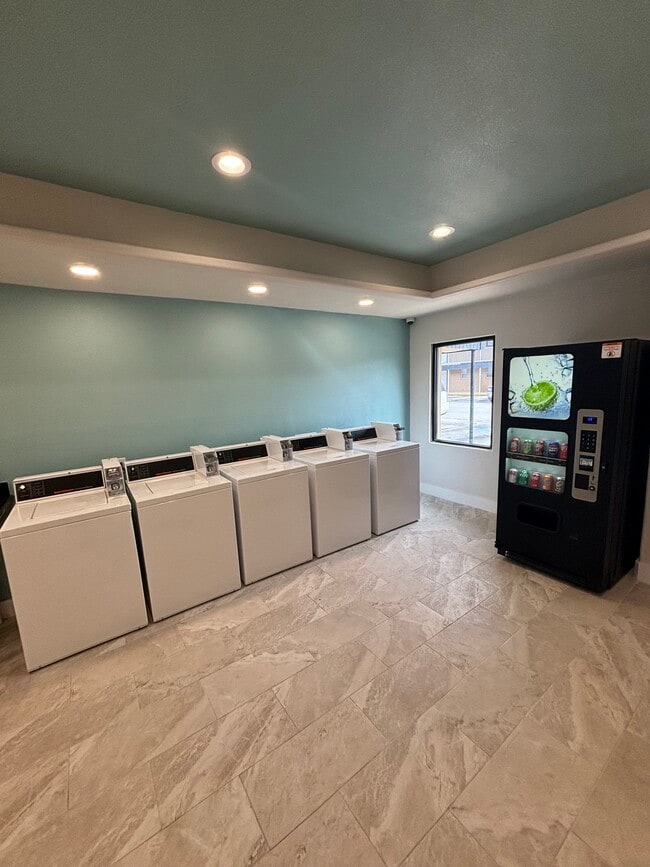 Building Photo - Valencia Apartments