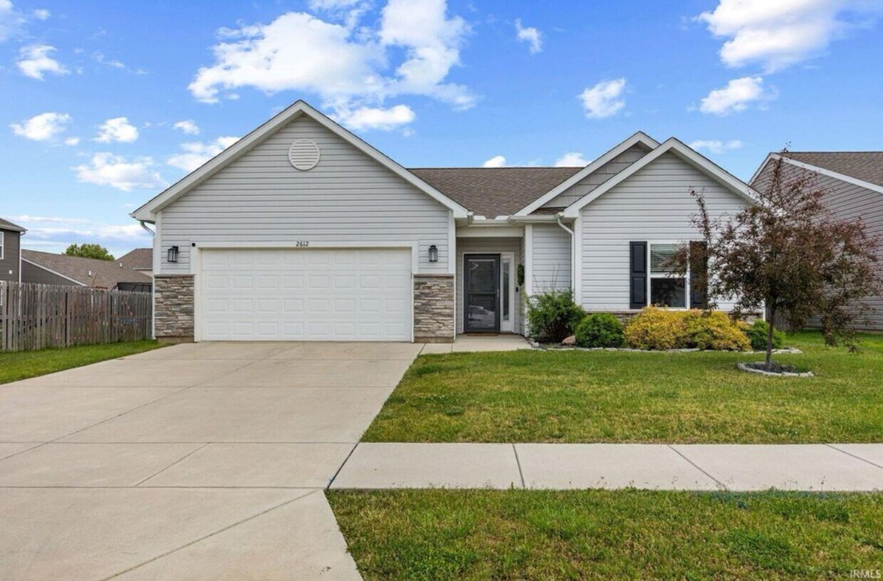Foto principal - Charming 3-Bed, 2-Bath Home in Avalon Bluf...