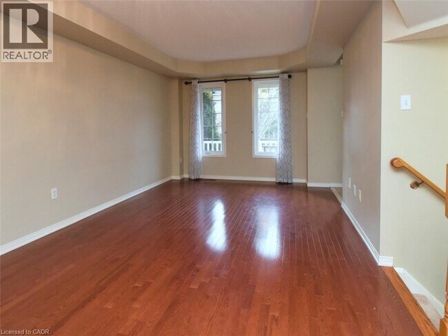 Photo du bâtiment - 115 Gatwick Dr