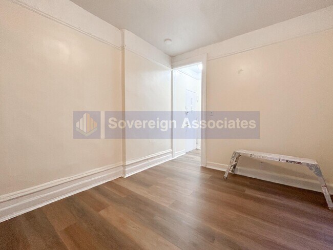 Building Photo - 112 Nagle Avenue
