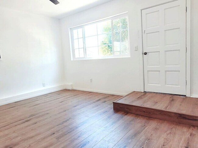Foto del edificio - 2 Bedroom Apartment  in San Diego