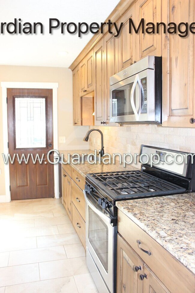 Foto del edificio - Renovated Side By Side Town Home, 2 Full baths, 2 Full Garage Spaces, Video Walk Through