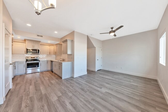 Building Photo - Beautiful 3 Bed, 2.5 Bath Town Home Located in the Sycamore Place Community in West Haven! Availa...