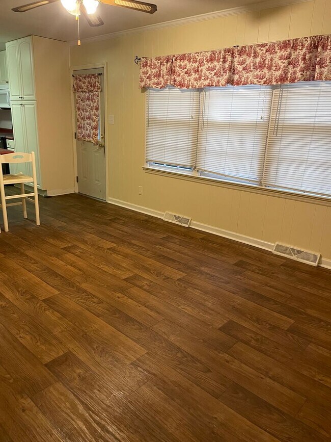 Foto del edificio - Spacious 3 Bedroom Home On W Cornwallis