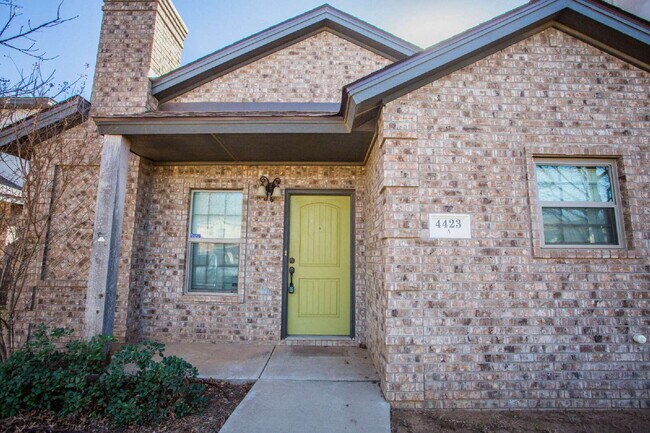 Foto del edificio - Luxurious 4 Bed 2.5 Bath Two-Story Duplex