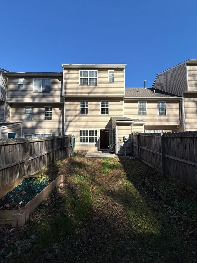 Foto del edificio - 3-bedroom 3.5 bath townhouse