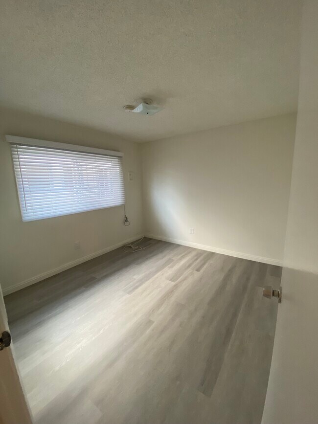 Nice large bedrooms - 1835 S Van Ness Ave