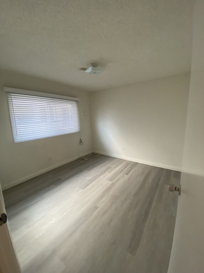 Nice large bedrooms - 1835 S Van Ness Ave