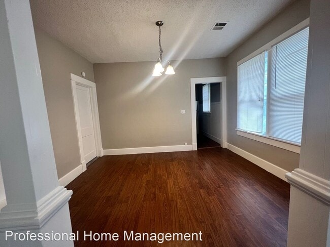 Building Photo - 2 br, 1 bath House - 214 W 9th St