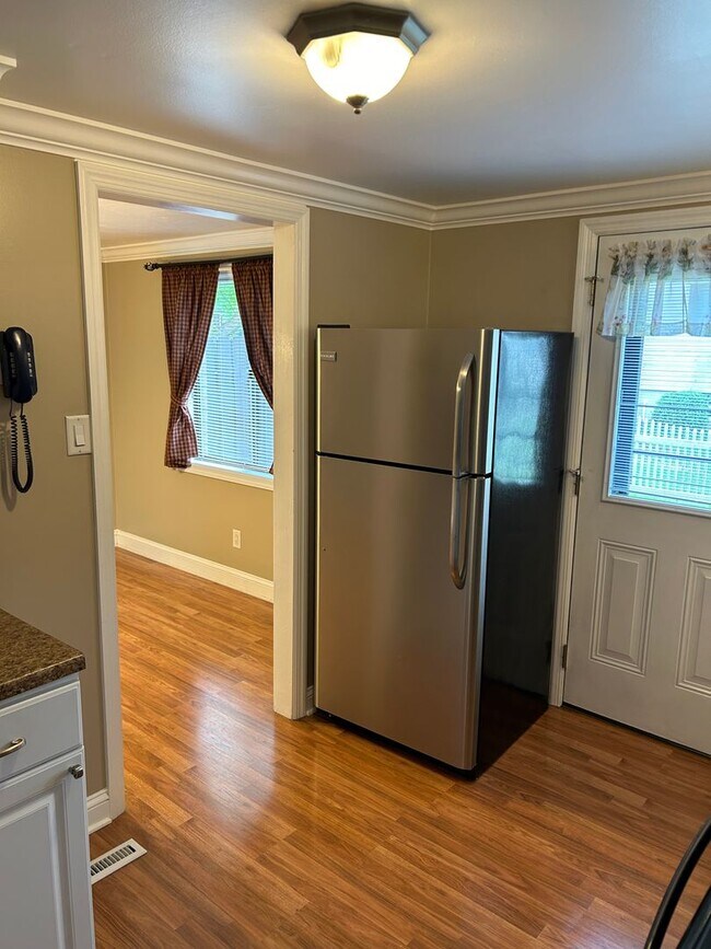 Foto del edificio - Modern Charm: 2 BR Home with Finished Basement, Pet Friendly, Assigned Parking, and Prime Location!