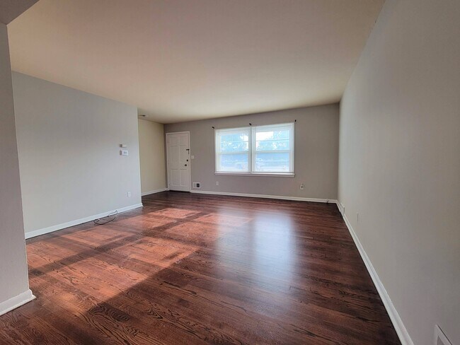 Building Photo - 609 Waukegan Rd