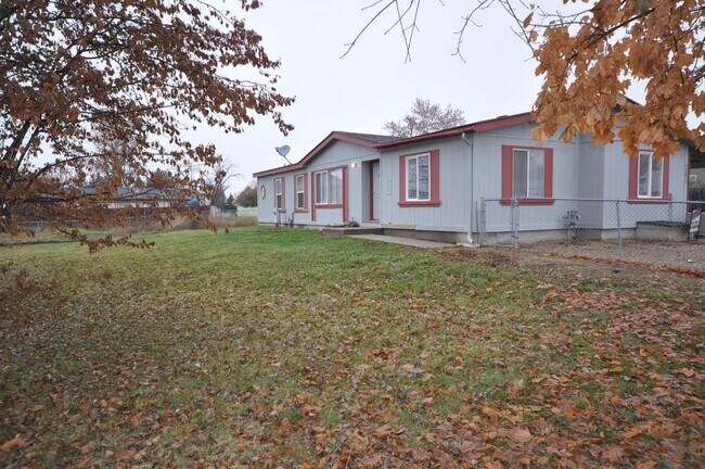 Foto del edificio - 4 Bed 2 bath in Garden City on large Lot!