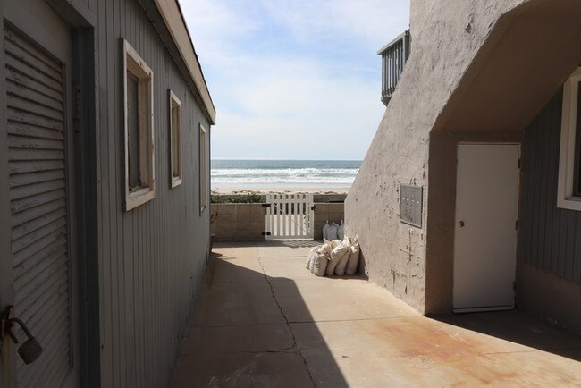 Building Photo - 3617 Ocean Front Walk