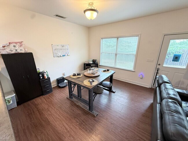 Foto del edificio - Four Bedroom Near Downtown Available for Pre-Lease!