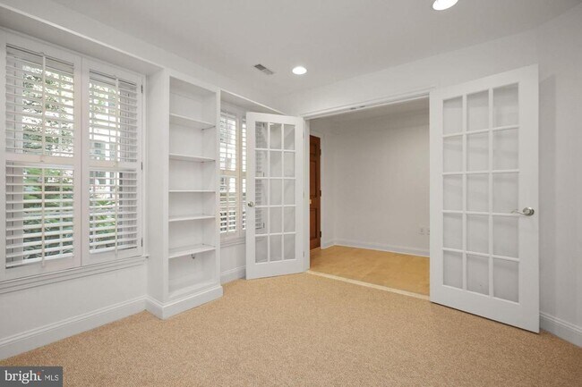 Foto del edificio - 4910 Montgomery Ln