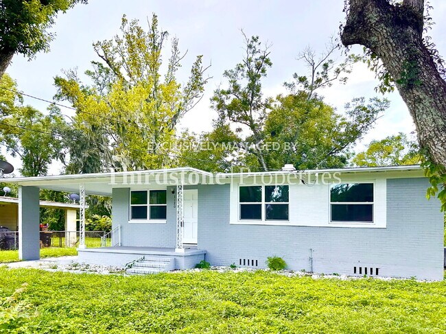 Building Photo - 1120 Skye Dr E