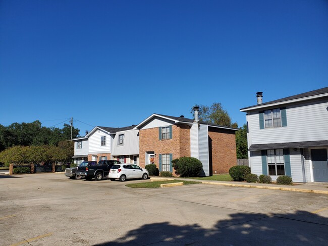 Foto del edificio - Parkwood Townhomes and Apartments