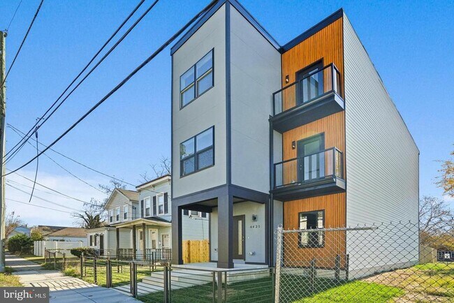 Foto del edificio - 4421 Kane Pl NE