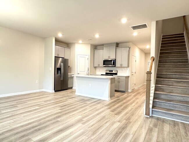 Building Photo - 3 Bedroom Townhome with Garage for Rent