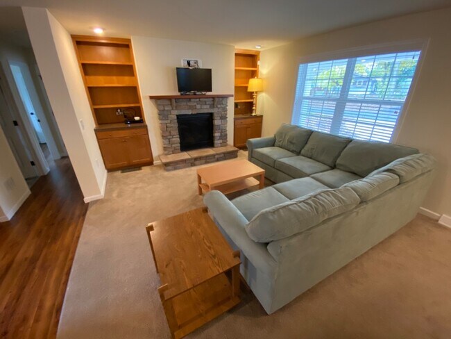 Foto del edificio - 2094 Fieldcrest Dr