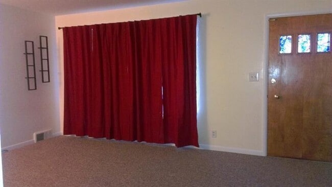 Building Photo - 1640 Greenview Dr