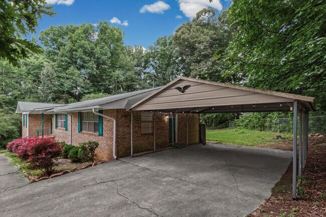 Foto del edificio - 6096 Hillpine Dr