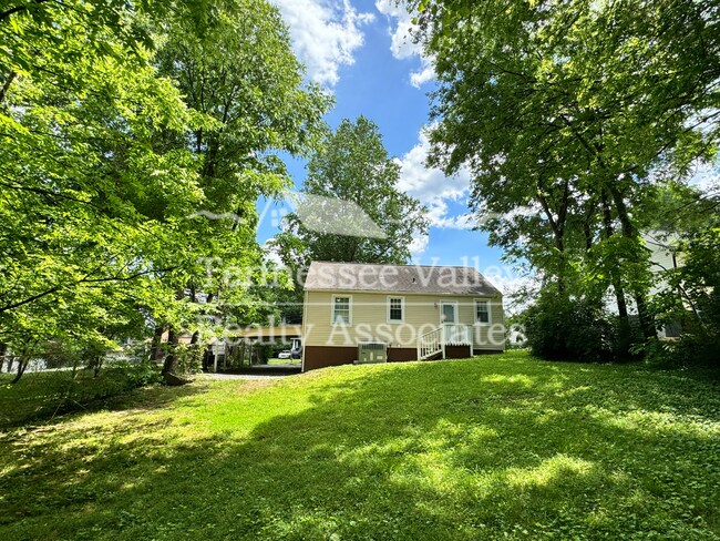 Foto del edificio - UPDATED 2 BED/1 BATH with carport right ne...