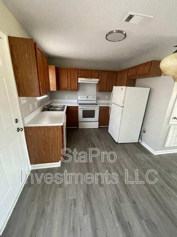 Building Photo - 120 Village Pl