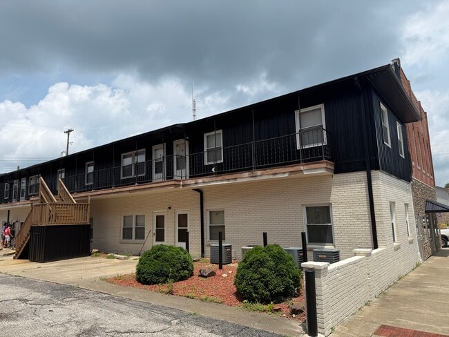 Building Photo - 213 Main St