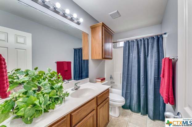 Foto del edificio - 5704 Meadow Wood Dr
