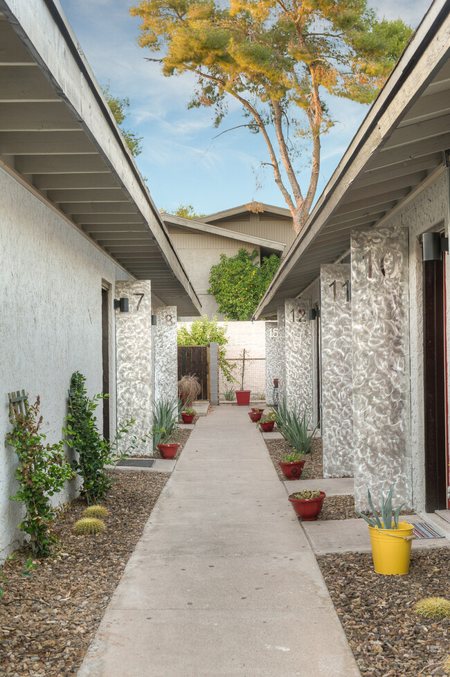 Foto del edificio - 1632 E Cambridge Ave