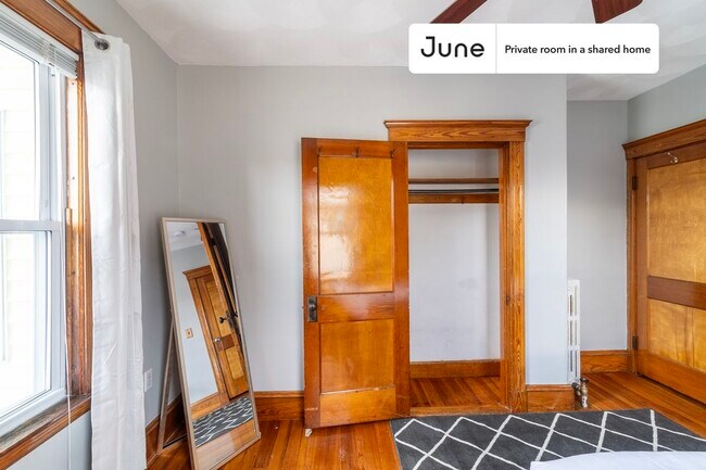 Foto del edificio - Private bedroom in 5 bed/2 bath Home
