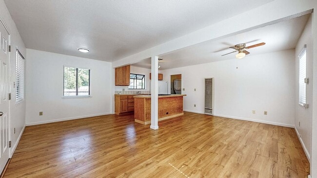 Building Photo - Charming 1 bedroom 1 bath Single Family home in Healdsburg! Water included!